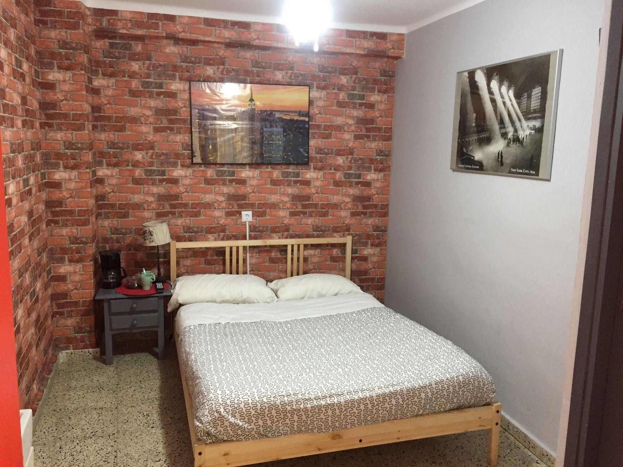 Hostal The Monkey Room Марбелья Екстер'єр фото