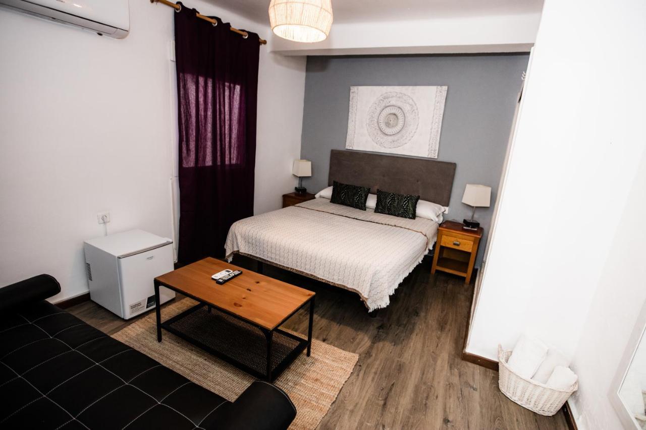 Hostal The Monkey Room Марбелья Екстер'єр фото